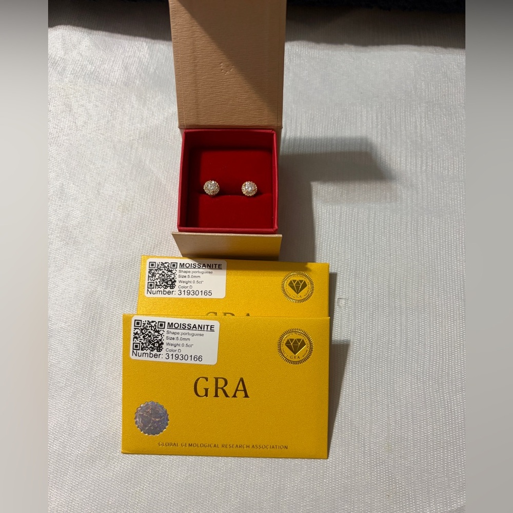 NWT Moissanite 1CT(0.5ct each)Sterling Silver Stud Earrings with GRA CERTIFICATE